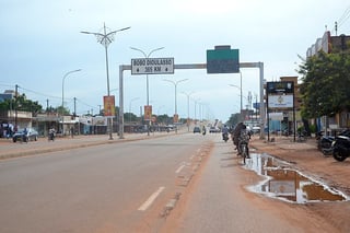 Ougadougou (Burkina Faso), 30/09/2022.- An almost deserted street in Ouagadougou, Burkina Faso, 30 September 2022. Gunshots have been heard near the presidential palace in Ouagadougou with what some residents claim to be an alleged coup attempt. Access has been blocked by the military to some government buildings including the national assembly and the national broadcaster. In January 2022 the current head of state, Lt-Col Paul-Henri Damiba, ousted President Roch Kabore through a coup. Lieutenant Colonel Paul-Henri Damiba has called for calm. (Golpe de Estado) EFE/EPA/ASSANE OUEDRAOGO

