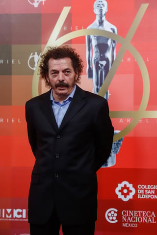 MEX6339. CIUDAD DE MÉXICO (MÉXICO), 11/10/2022.- El ingeniero de audio Jaime Baksht posa durante la alfombra roja de la edición 64 de la entrega de los premios Ariel hoy, en la Ciudad de México (México). El Premio Ariel regresó a la presencialidad tras dos años de llevarse a cabo a distancia y, durante su paso por la alfombra roja, actores y creadores, expresaron su preocupación en torno al apoyo a la militarización del país antes que a la cultura por parte del actual Gobierno. EFE/ Isaac Esquivel
