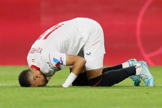 SEVILLA, 25/10/2022.- El delantero marroquí del Sevilla Youssef En-Nesyri celebra tras marcar el 1-0 durante el encuentro del grupo G de la Liga de Campeones entre el Sevilla FC y el FC Copenhague este martes en el estadio Ramón Sánchez Pizjuán de Sevilla. EFE/ José Manuel Vidal
