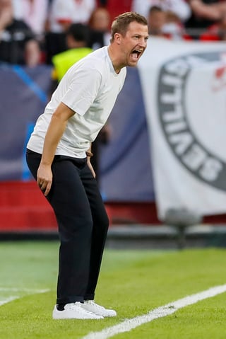 SEVILLA, 25/10/2022.- El entrenador del Copenhague, Jacob Neestrup, da instrucciones a sus jugadores durante el encuentro del grupo G de la Liga de Campeones entre el Sevilla FC y el FC Copenhague este martes en el estadio Ramón Sánchez Pizjuán de Sevilla. EFE/ José Manuel Vidal
