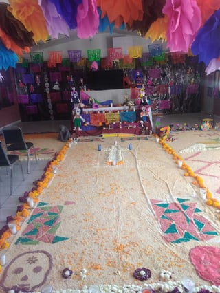 Escuelas de La Laguna viven el Día de Muertos con sus tradicionales altares