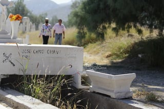 Cementerios de Coahuila y Durango reciben a familiares en Día de Muertos