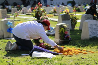 Cementerios de Coahuila y Durango reciben a familiares en Día de Muertos