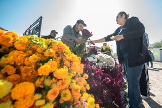 Colorido festejo. Vendedores de flores se instalaron cerca de los camposantos de Torreón, ofreciendo las especies de la temporada: cempasúchil, nube y crisantemos.