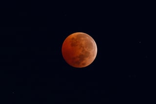 La luna vuelve hoy a eclipsarse por completo, un fenómeno astronómico que solo será visible en algunas partes del mundo y que no volverá a repetirse hasta 2025.