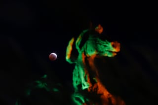 La luna vuelve hoy a eclipsarse por completo, un fenómeno astronómico que solo será visible en algunas partes del mundo y que no volverá a repetirse hasta 2025.