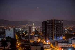 La luna vuelve hoy a eclipsarse por completo, un fenómeno astronómico que solo será visible en algunas partes del mundo y que no volverá a repetirse hasta 2025.