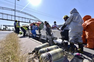 En simulacro, atienden choque de auto y pipa cargada con dióxido de azufre en Torreón