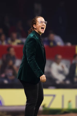 MEX00. CIUDAD DE MÉXICO (MÉXICO), 11/11/2022.- La entrenadora de Tigres, Carmelina Moscato, dirige a su equipo ante América hoy, durante la ida de la final del Torneo Apertura del fútbol femenino mexicano en el Estadio Azteca de la Ciudad de México (México). EFE/José Méndez
MEX00. CIUDAD DE MÉXICO (MÉXICO), 11/11/2022.- La entrenadora de Tigres, Carmelina Moscato, dirige a su equipo ante América hoy, durante la ida de la final del Torneo Apertura del fútbol femenino mexicano en el Estadio Azteca de la Ciudad de México (México). EFE/José Méndez