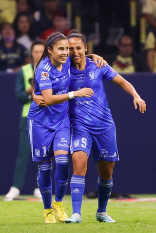 MEX00. CIUDAD DE MÉXICO (MÉXICO), 11/11/2022.- La jugadora de Tigres Lizbeth Ovalle (i) celebra con Sandra Mayor (d) tras una anotación ante América hoy, durante la ida de la final del Torneo Apertura del fútbol femenino mexicano en el Estadio Azteca de la Ciudad de México (México). EFE/José Méndez
MEX00. CIUDAD DE MÉXICO (MÉXICO), 11/11/2022.- La jugadora de Tigres Lizbeth Ovalle (i) celebra con Sandra Mayor (d) tras una anotación ante América hoy, durante la ida de la final del Torneo Apertura del fútbol femenino mexicano en el Estadio Azteca de la Ciudad de México (México). EFE/José Méndez