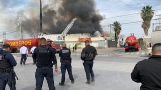 Alarma por fuerte incendio en dos empresas de Torreón; hay un trabajador fallecido
