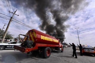 Alarma por fuerte incendio en dos empresas de Torreón; hay un trabajador fallecido