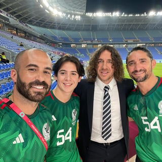 El exitoso empresario lagunero, Erick Canedo Aguirre, junto a su hijo,
se tomaron la fotografía del recuerdo al finalizar el duelo de México y
Polonia del Mundial de Qatar 2022 con los exitosos exjugadores del FC
Barcelona y ahora analistas, Marc Crosas y Carles Puyol, el primero,
otrora futbolista y monarca con Santos Laguna en el Clausura 2012 de
la Liga MX, mientras que el segundo, campeón mundial en el 2010.