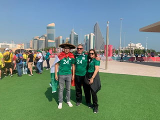 La familia Escandón Olague, Carlos Jr. Charly y Perla, a la espera del
próximo compromiso de México, no perdió oportunidad y dio un paseo
por los principales lugares turísticos de la calurosa Doha, en donde han
coincidido con aficionados de otros países, como parte del ambiente
que se vive alrededor de la Copa del Mundo frente al Golfo Pérsico en
el Medio Oriente del continente asiático.