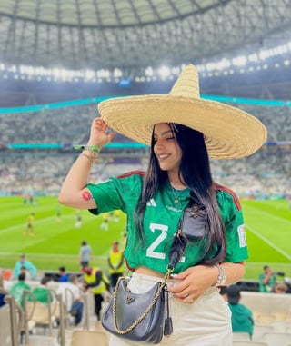 La reconocida influencer y youtuber lagunera ‘Peny’, esposa de Uriel
Antuna, estuvo en el tercer juego del Tricolor ante Arabia Saudita, en
la que el ‘Brujo’ volvió a ingresar como relevo.