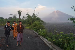 Volcán Semeru hace erupción en Java Oriental y buscan a posibles víctimas