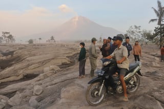 Volcán Semeru hace erupción en Java Oriental y buscan a posibles víctimas