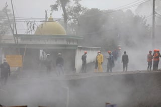 Volcán Semeru hace erupción en Java Oriental y buscan a posibles víctimas