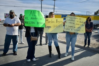 Maestros hacen bloqueo en Gómez Palacio por falta de pago del aguinaldo