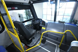 La unidad está equipada con aire acondicionado, ventanillas de seguridad, letrero electrónico que marca la ruta y destino de forma programable.