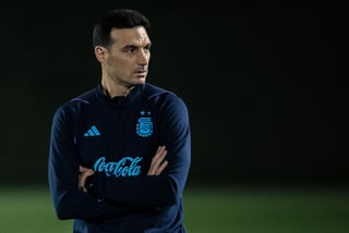 DOHA (CATAR), 15/12/2022.- El entrenador de la selección argentina Lionel Scaloni dirige el entrenamiento del equipo este jueves en Doha, Catar. Argentina se enfrentará a Francia en la final del Mundial de Qatar 2022 el próximo 18 de diciembre. EFE/ Juan Ignacio Roncoroni
