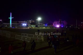 Este viernes 23, previo al concierto del cantante Julión Álvarez se presentó un retraso en el montado de luces e incluso los espectadores comenzaron a retirarse del vado del Río Nazas.