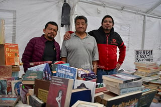 Comerciantes nacionales ponen a la venta sus libros en la Plaza de Armas de Torreón