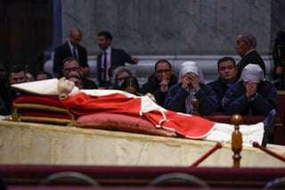 Sus restos reposaron desde el lunes junto al Altar de la Confesión y el baldaquino de Bernini.