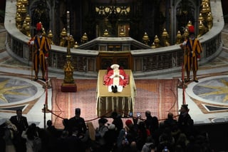 Según el Vaticano, cerca de 200 mil fieles le dieron el último adiós.
