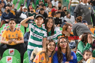 Afición en el Estadio Corona, Santos Laguna vs Tigres UANL

Santos Laguna vs Tigres UANL J01C2023

Guerreros del Santos Laguna vs Tigres de la UANL

Temporada 2022-2023 Torneo Clausura Jornada 1
8 Enero 2023, 19:00 hrs. Estadio Corona, Torreón Coahuila, México

Estadio Corona, Torreón, Coahuila, México, Fútbol, Santos, Tigres