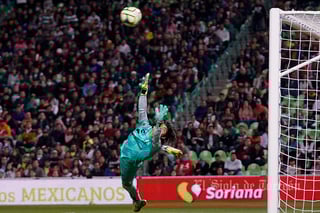 MEX4218. TORREÓN (MÉXICO), 14/01/2023.- Carlos Acevedo de Santos en acción ante Pumas hoy, durante un partido de la jornada 2 del torneo Clausura 2023 de la Liga MX, en el estadio Corona, en Torreón (México). EFE/Víctor Cruz
