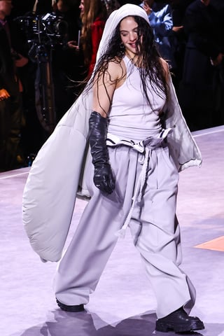 Rosalía se sube al escenario en el desfile de Louis Vuitton