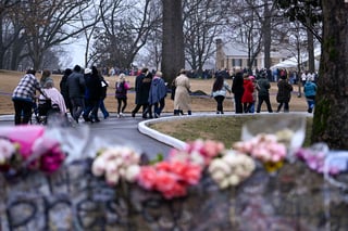Cientos acuden a funeral de Lisa Marie Presley en Tennessee