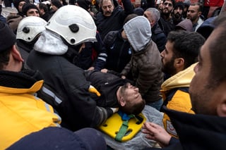 Terremoto de magnitud 7.7 en Turquía y Siria deja más de 3 mil muertos