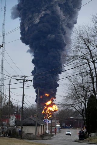 Realizan liberación controlada de material tóxico en Ohio tras descarrilamiento de tren