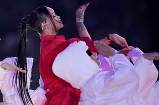 Rihanna brilla en el Super Bowl como un diamante en el cielo