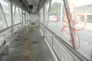 La mayoría de las paradas del Bus Laguna presentan grafiti e incluso hay vidrios de ventanas y puertas rotos.