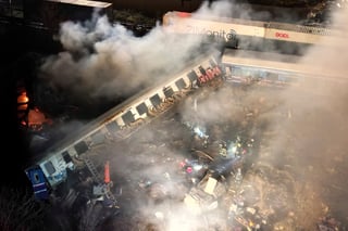 Chocan trenes en Grecia y muren al menos 26 personas