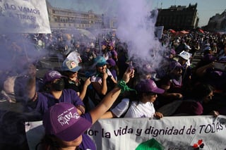 Miles marchan por Día Internacional de la Mujer en Ciudad de México