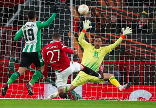 Manchester (United Kingdom), 09/03/2023.- Wout Weghorst (C) of Manchester United in action against goalkeeper Claudio Bravo (R) of Real Betis during the UEFA Europa League Round of 16, 1st leg match between Manchester United and Real Betis in Manchester, Britain, 09 March 2023. (Reino Unido) EFE/EPA/Adam Vaughan
