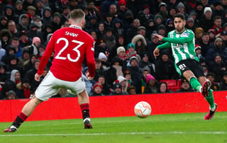 Manchester (United Kingdom), 09/03/2023.- Ayoze Perez (R) of Real Betis in action during the UEFA Europa League Round of 16, 1st leg match between Manchester United and Real Betis in Manchester, Britain, 09 March 2023. (Reino Unido) EFE/EPA/Adam Vaughan
