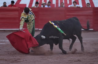 Lucen jóvenes espadas en la Plaza de Toros Alberto Balderas en Ciudad Lerdo