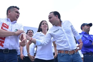 Con la presencia de Alejandro Moreno, líder nacional del PRI; Marko Cortes, presidente nacional del PAN; y Jesús Zambrano Grijalva, del PRD, Manolo Jiménez Salinas, acompañado de su esposa Paola, dio inicio a su campaña para gobernador en Monclova con la Alianza Ciudadana por la Seguridad.