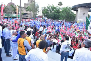 Con la presencia de Alejandro Moreno, líder nacional del PRI; Marko Cortes, presidente nacional del PAN; y Jesús Zambrano Grijalva, del PRD, Manolo Jiménez Salinas, acompañado de su esposa Paola, dio inicio a su campaña para gobernador en Monclova con la Alianza Ciudadana por la Seguridad.