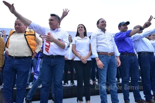 Con la presencia de Alejandro Moreno, líder nacional del PRI; Marko Cortes, presidente nacional del PAN; y Jesús Zambrano Grijalva, del PRD, Manolo Jiménez Salinas, acompañado de su esposa Paola, dio inicio a su campaña para gobernador en Monclova con la Alianza Ciudadana por la Seguridad.