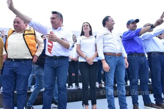 Con la presencia de Alejandro Moreno, líder nacional del PRI; Marko Cortes, presidente nacional del PAN; y Jesús Zambrano Grijalva, del PRD, Manolo Jiménez Salinas, acompañado de su esposa Paola, dio inicio a su campaña para gobernador en Monclova con la Alianza Ciudadana por la Seguridad.