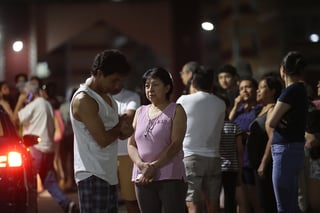 MEX1283. CIUDAD DE MÉXICO (MÉXICO), 03/04/2023.- Personas esperan luego de desalojar sus viviendas al sonar la alerta sísmica debido a un sismo de 5.5 hoy, en la Ciudad de México (México). Un movimiento telúrico de magnitud 5.5 con epicentro en Puerto Escondido, Oaxaca, se sintió Ciudad de México. EFE/Sáshenka Gutiérrez
