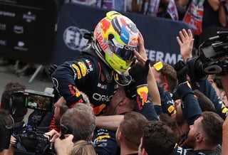 Baku (Azerbaijan), 30/04/2023.- Mexican Formula One driver Sergio Perez of Red Bull Racing celebrates with his teammates after winning the 2023 Formula 1 Azerbaijan Grand Prix at the Baku City Circuit in Baku, Azerbaijan, 30 April 2023. (Fórmula Uno, Azerbaiyán) EFE/EPA/ALI HAIDER
