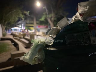 Mientras cae la noche, sale a relucir la basura en la Alameda Zaragoza.