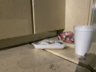 Desechos de alimentos en bancas.